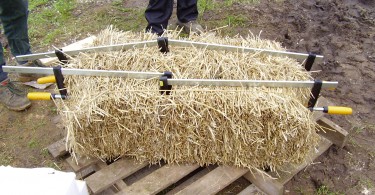 straw bale dividing with clambs